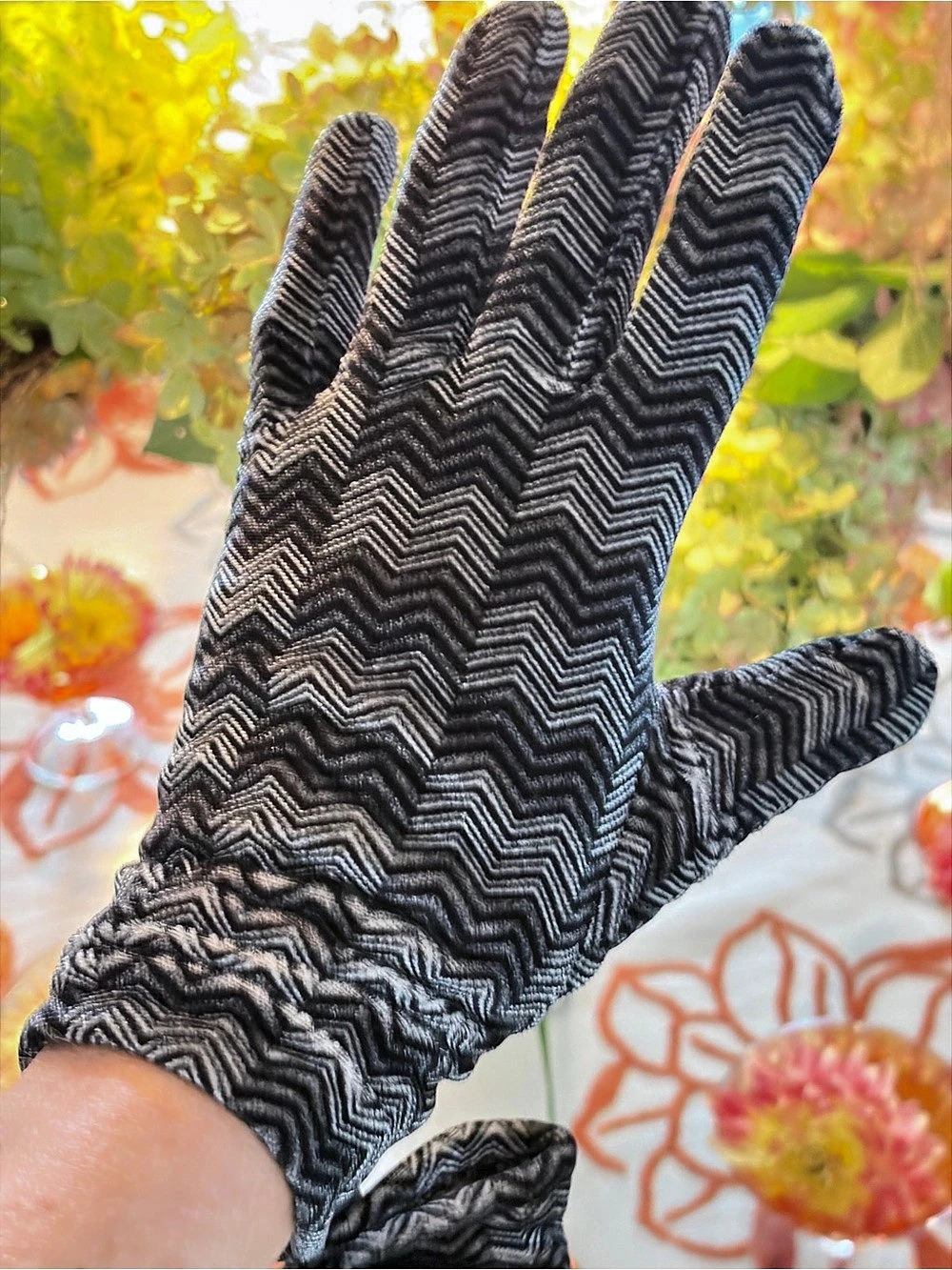 Thinsulate Geometric Gloves in Black & Gray NWT Velvet